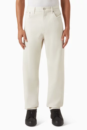 بنطال جينز بقصة تضيق باتجاه الحافة مستوحى من التسعينيات دينم