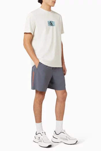 شورت رياضي قماش سريع الجفاف ومقاوم للعرق