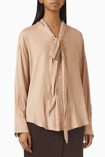 قميص برباط عند الرقبة