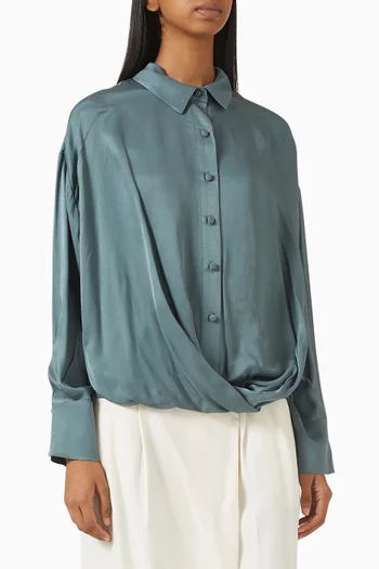 بلوزة بدرابيه وأكمام طويلة