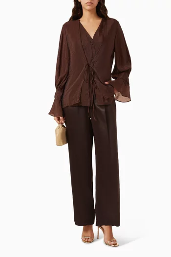 بلوزة بطبقات متعددة ورباط