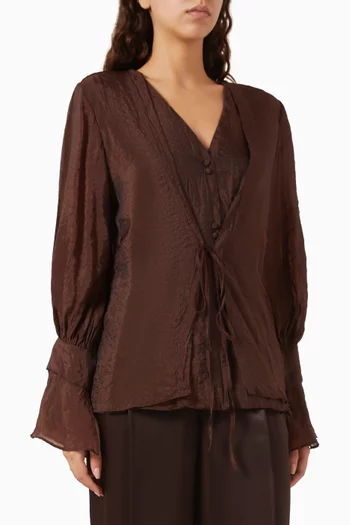 بلوزة بطبقات متعددة ورباط