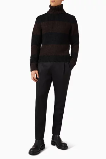 سترة منسوجة بياقة عالية مخططة