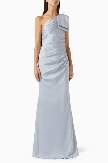 فستان إميليا طويل بكتف مكشوف وعقدة وطيّات ستان