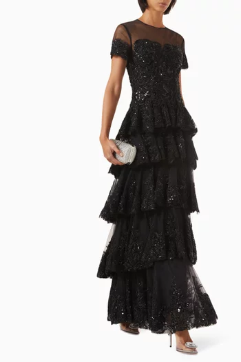 فستان سهرة بطبقات متعددة وتطريزات