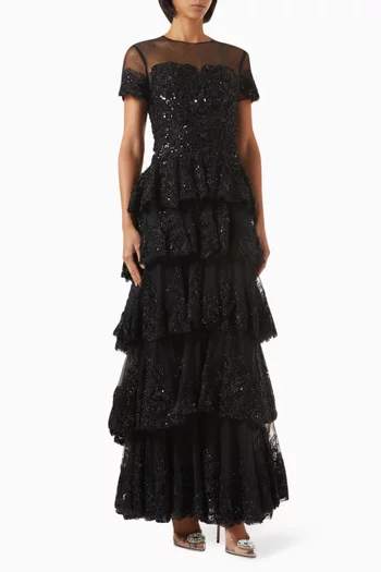 فستان سهرة بطبقات متعددة وتطريزات