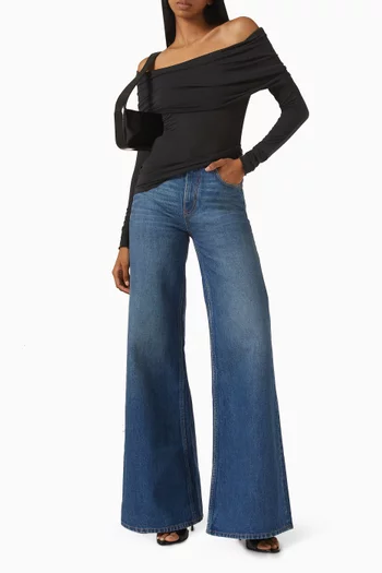 بلوزة بأكمام طويلة وأكتاف مكشوفة شفافة