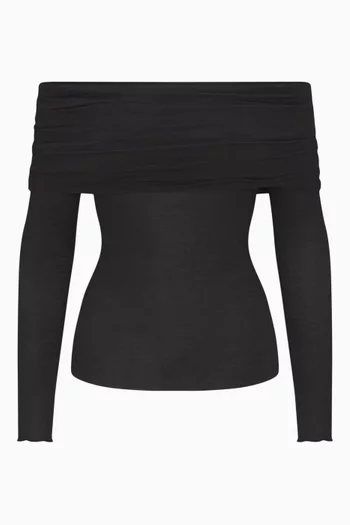 بلوزة بأكمام طويلة وأكتاف مكشوفة شفافة