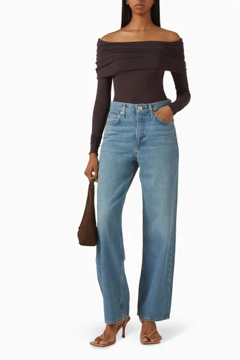 بلوزة بأكمام طويلة وأكتاف مكشوفة شفافة