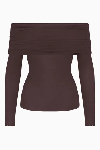 بلوزة بأكمام طويلة وأكتاف مكشوفة شفافة