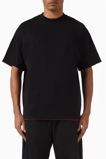 تي شيرت مزين بشعار الماركة قطن