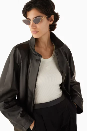 نظارة شمسية بشعار الماركة وإطار بتصميم عين القطة