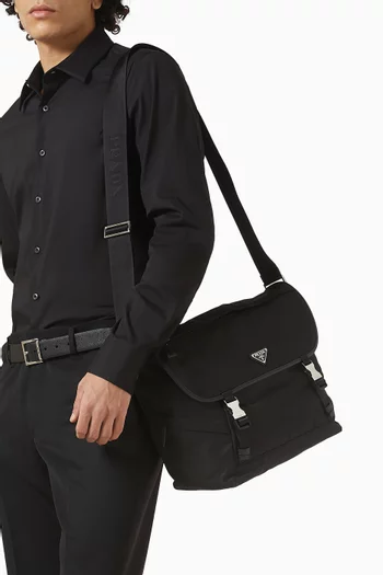 حقيبة كتف بشعار الماركة على شكل مثلث نايلون معاد تدويره