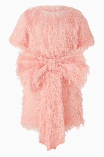 تنورة مزينة بريش وعقد كبيرة الحجم 