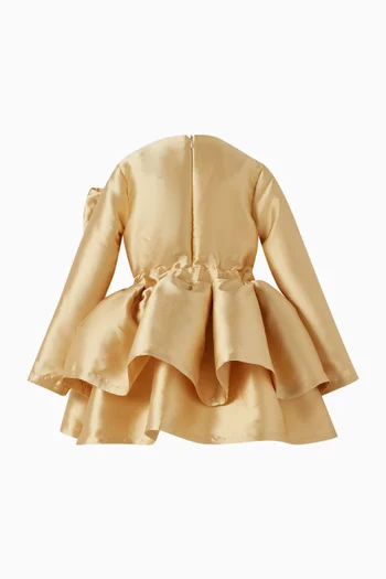 فستان متعدد الطبقات وعقدة بارزة