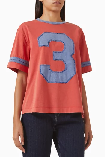 تي شيرت تريس مزين بنقشة