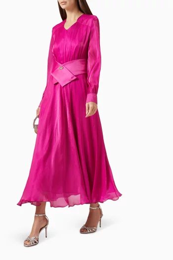 فستان طويل بحزام عريض