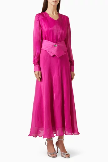 فستان طويل بحزام عريض