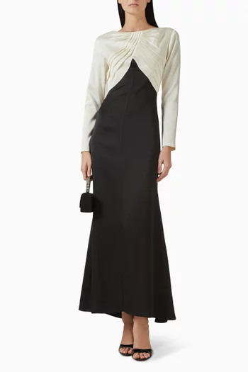 فستان باللونين الأبيض والأسود بدرابيه