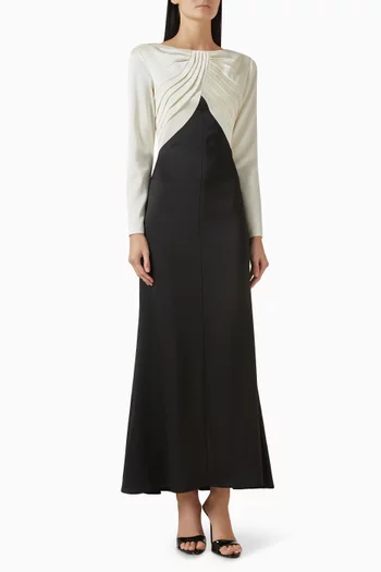 فستان باللونين الأبيض والأسود بدرابيه