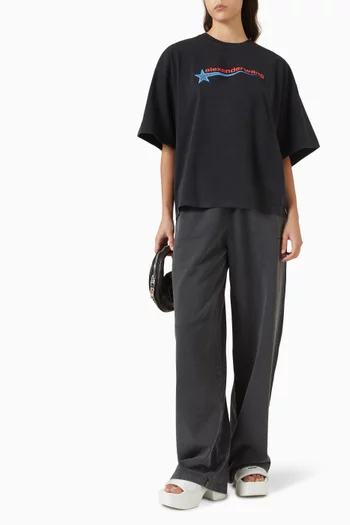 تي شيرت بقصة مربعة وطبعة شعار الماركة قطن