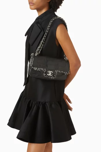 حقيبة كتف بغطاء قلاب بشرّابات من عقد 2010 جلد ماعز وتويد