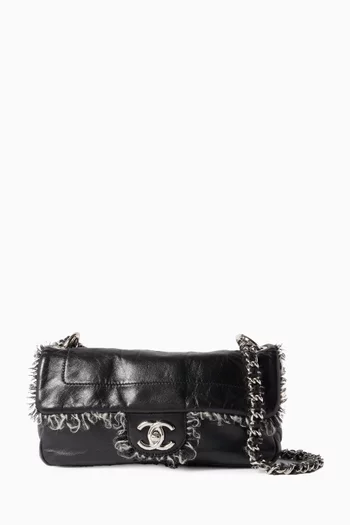 حقيبة كتف بغطاء قلاب بشرّابات من عقد 2010 جلد ماعز وتويد