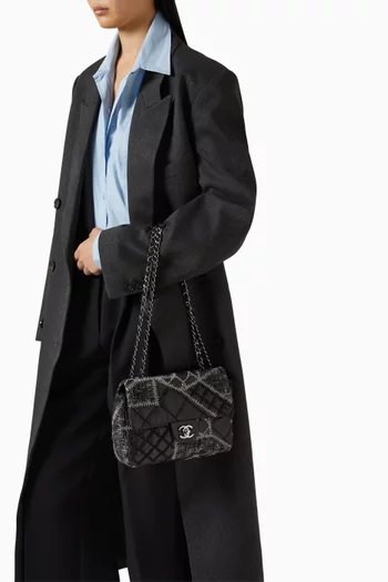 حقيبة كتف متوسطة بتصميم رقعات وغطاء قلاب من عام 2011