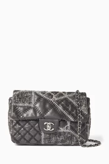 حقيبة كتف متوسطة بتصميم رقعات وغطاء قلاب من عام 2011