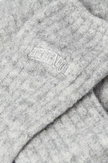 جوارب مطرزة بشعار الماركة نسيج مضلع