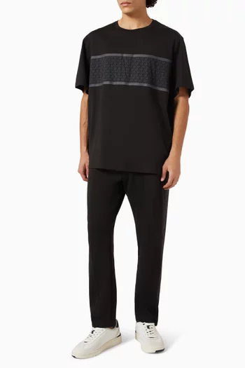 تي شيرت بشعار الماركة وخطوط قطن