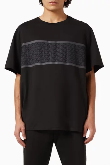 تي شيرت بشعار الماركة وخطوط قطن