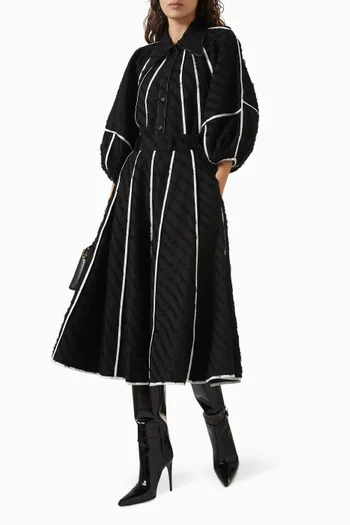 بلوزة تيلي بشرّابات باللونين الأبيض والأسود