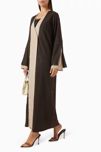 عباية بتفاصيل جلد منسوجة غابردين