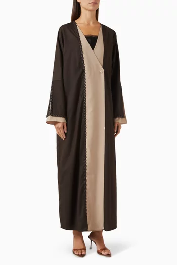 عباية بتفاصيل جلد منسوجة غابردين