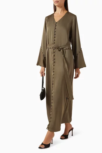 عباية بحزام وتطريزات باللؤلؤ