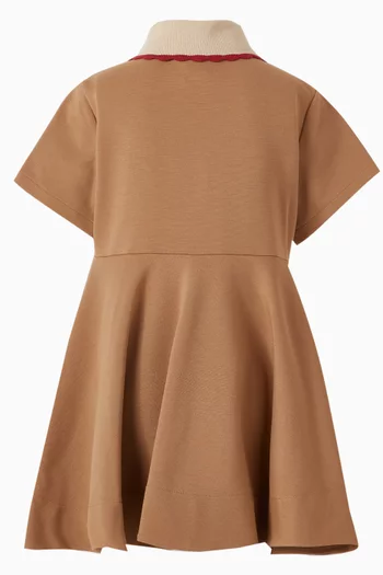 فستان بنمط قميص بشعار الماركة