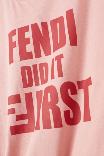 تي شيرت بطبعة عبارة Fendi Did It First قطن