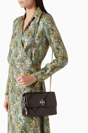 حقيبة كيرا صغيرة قابلة للتعديل بتصميم مبطّن بنقشة معينات جلد