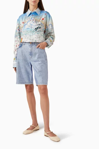 قميص بأكمام طويلة مزين بنقشة