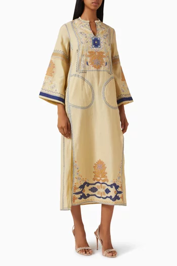 قفطان مزين بتطريزات