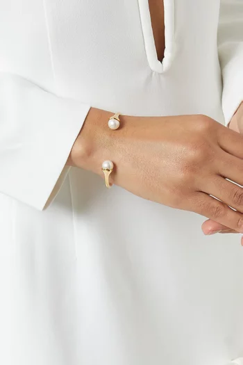 سوار لومورا مزين بلؤلؤ فضة إسترلينية مطلية ذهب عيار 18