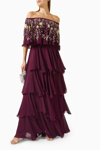 فستان طويل بطبقات متعددة وتطريزات