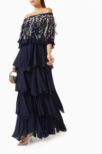 فستان طويل بطبقات متعددة وتطريزات