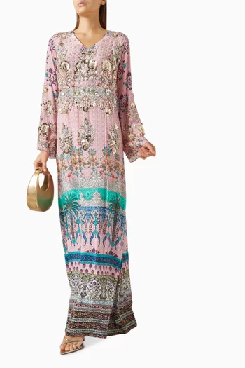 قفطان مزين بتطريزات زهور وأشجار نخيل