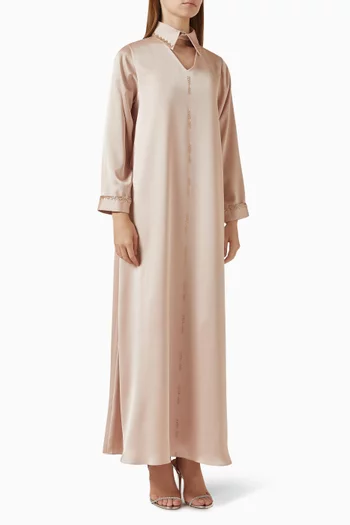 فستان مزين بفتحة وتطريزات