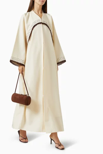 عباية بتطريزات وشرّابات كريب