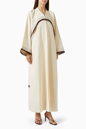 عباية بتطريزات وشرّابات كريب