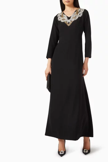 فستان بأكمام طويلة وتطريزات