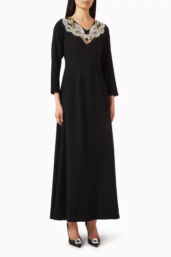 فستان بأكمام طويلة وتطريزات